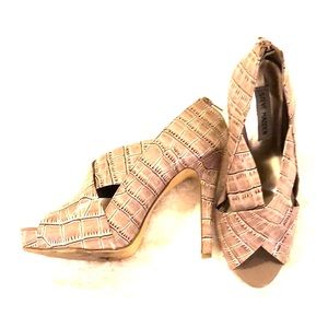 Size 9 Women’s Steve Madden Heels. Minimal wear.